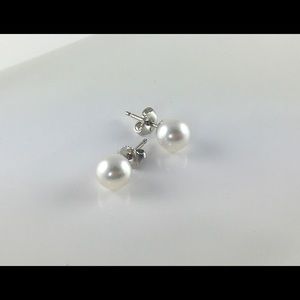Cultured pearl ear stud earrings